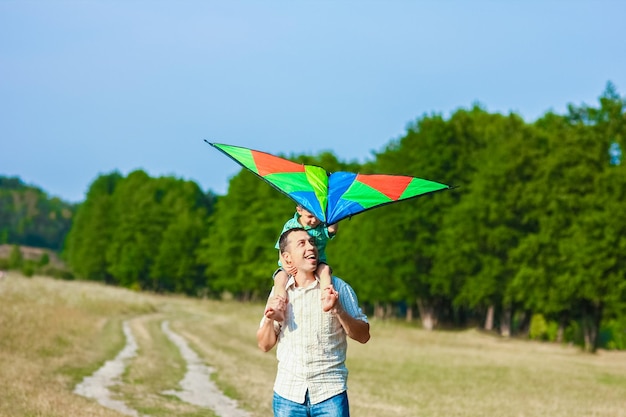 夏に自然の中で遊ぶ幸せな父と子