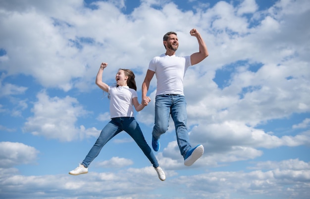 행복한 아버지와 딸이 하늘 상상에 뛰어듭니다.