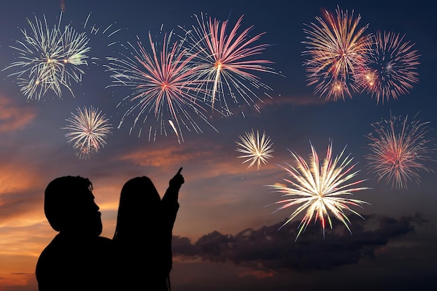 Photo happy father and daughter looks fireworks