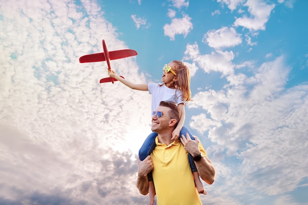 Счастливый отец и дочь играют с самолетом