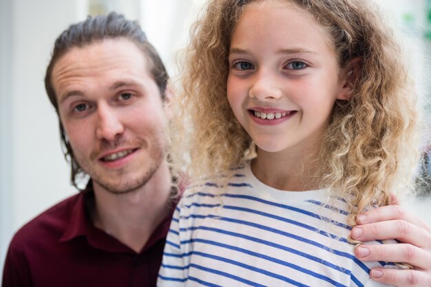 Photo happy father and daughter in shopping mall