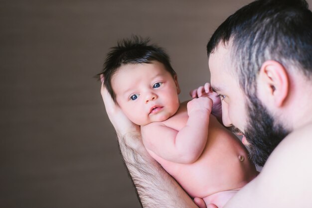 男の赤ちゃんを持つお父さん