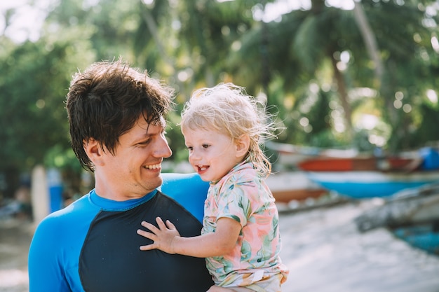 Photo happy father holding cute little daughter