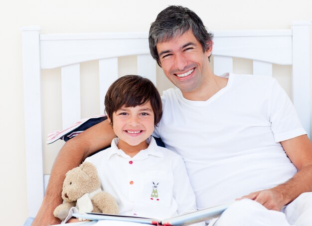 Photo happy father reading with his son