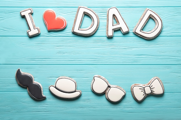Photo happy father's day concept. cookies on a blue wooden background. place for text