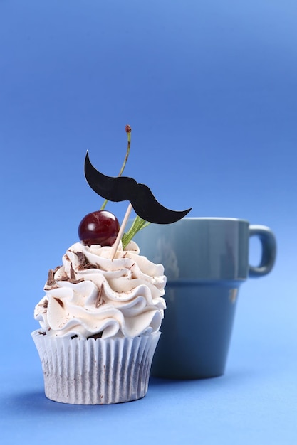 Happy Father's Day Cupcake met snor en beker op blauwe achtergrond