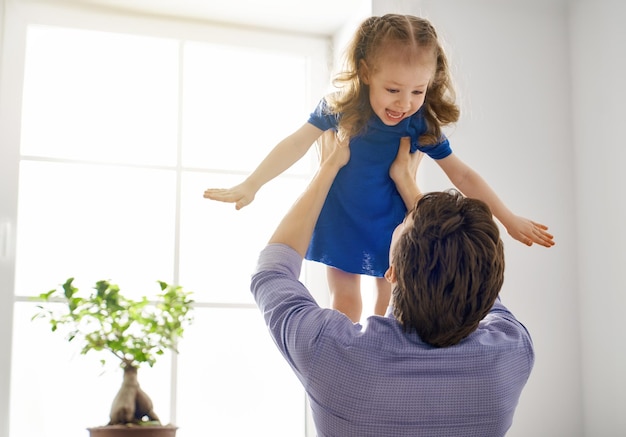 幸せな父の日パパと子供が遊んで