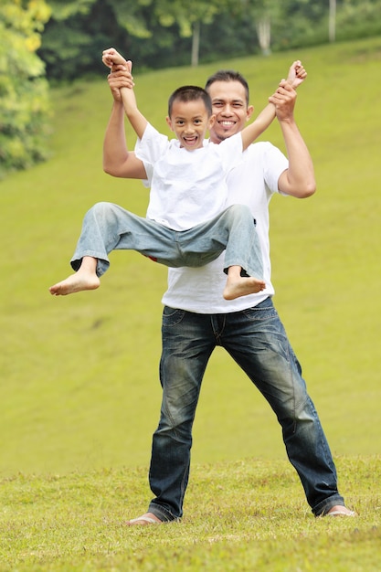 Photo happy father and son having fun