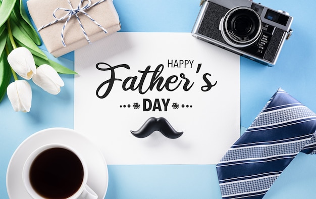 Photo happy fathers day decoration concept with greeting card on pastel blue background