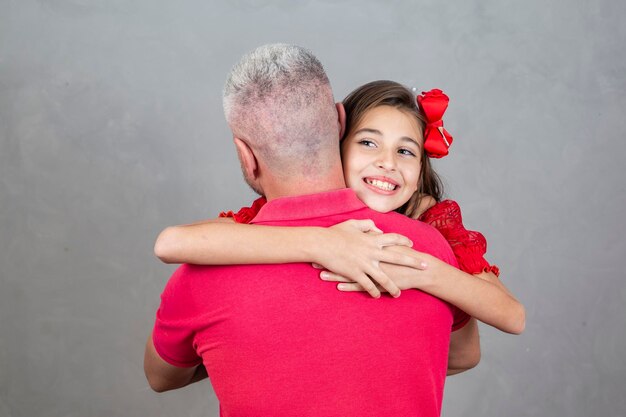Happy Fathers Day Gelukkige blanke vader en dochter knuffelen op effen achtergrond met kopieerruimte, de vader knuffelt zijn dochter terug