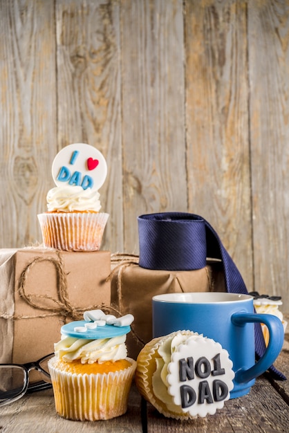 Happy Fathers Day met cupcakes en geschenken