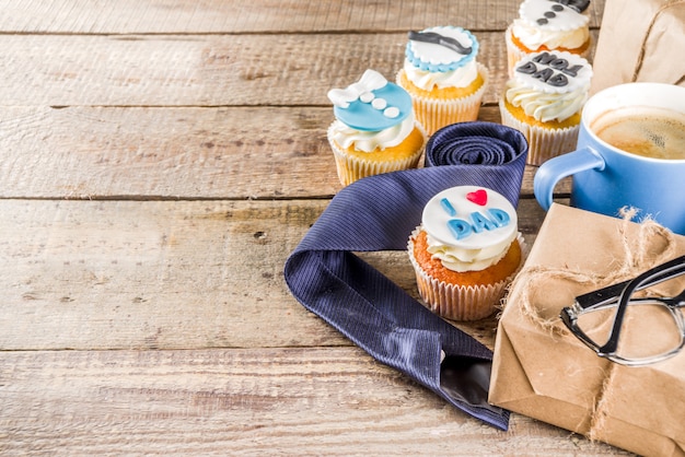 Happy Fathers Day met cupcakes en geschenken