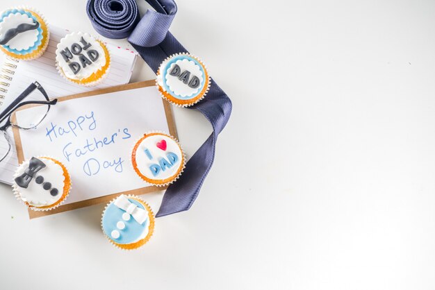 Happy Fathers Day met cupcakes en geschenken