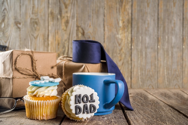 Photo happy fathers day with cupcakes and gifts