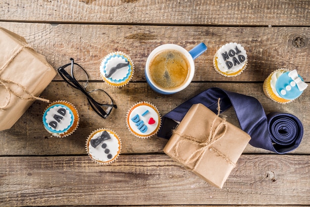 Foto buona festa del papà con cupcakes e regali