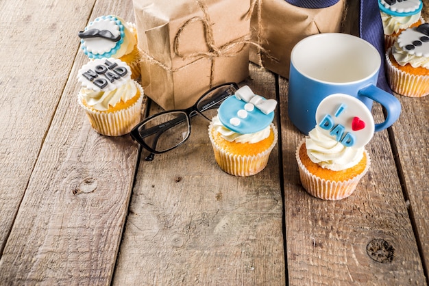 Photo happy fathers day with cupcakes