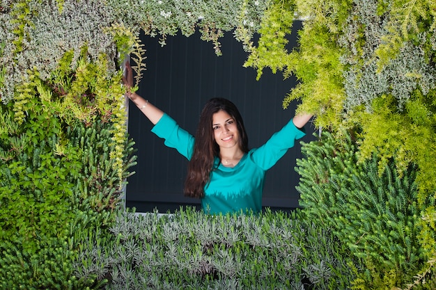 Photo happy female amidst green plants