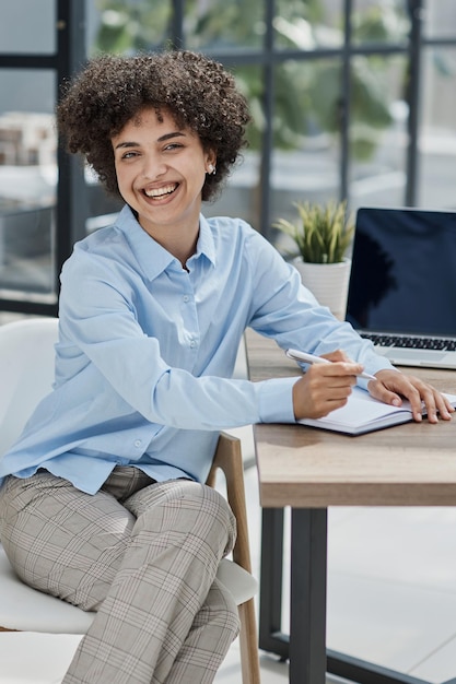 Photo happy female designer standing in office