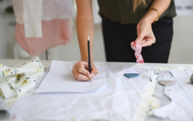 Foto una sarta felice che lavora in un atelier