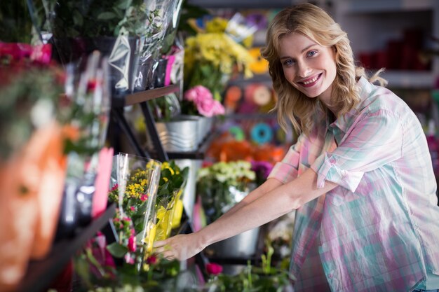 Счастливый женский флорист готовит букет цветов