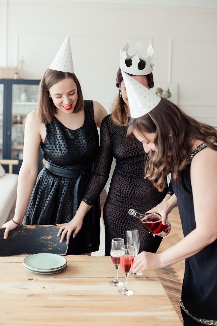 Photo happy female friends doing party at home