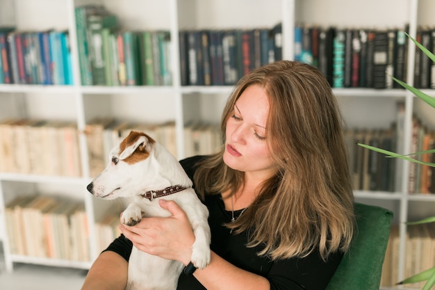 Foto la felice proprietaria di un cane jack russell terrier sente la responsabilità di prendersi cura dell'animale domestico