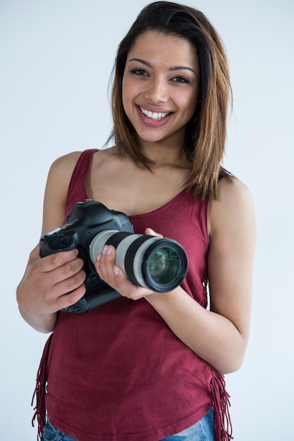 スタジオに立って幸せな女性写真家