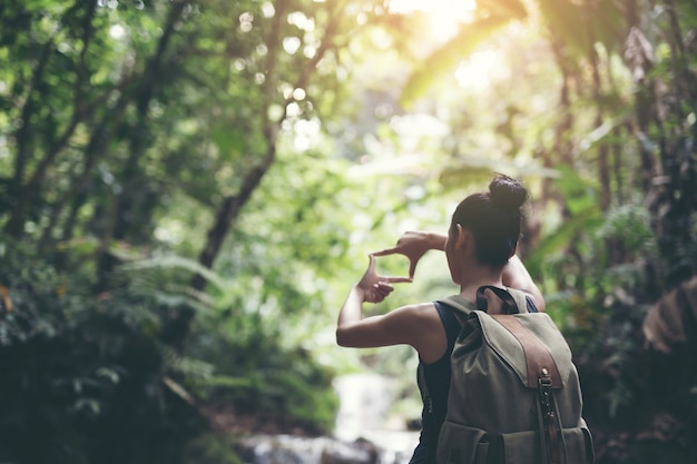 Foto felice turista femminile di viaggiare in selvaggio escursione durante le vacanze