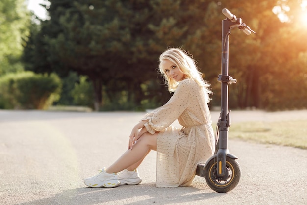 Femmina felice con scooter elettrico