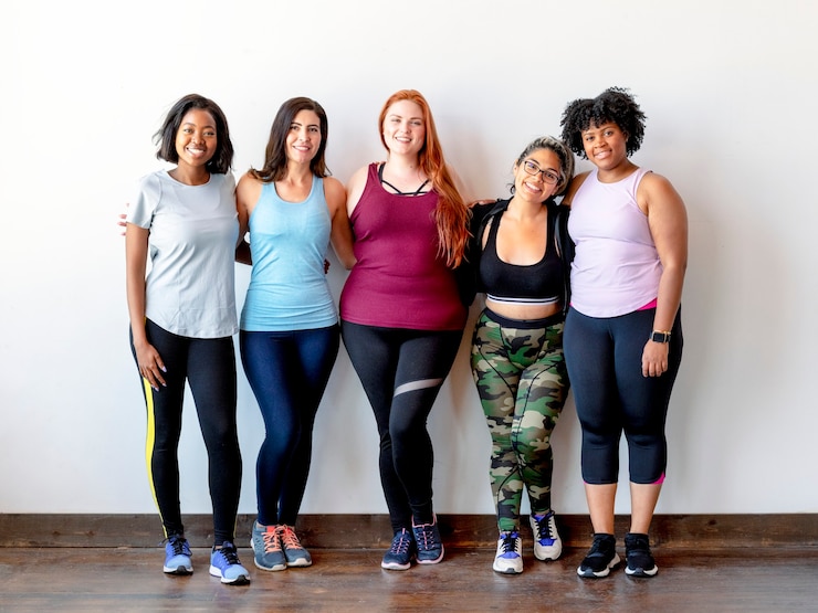 Photo happy female workout team at the gym