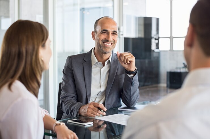 Photo happy financial agent smiling