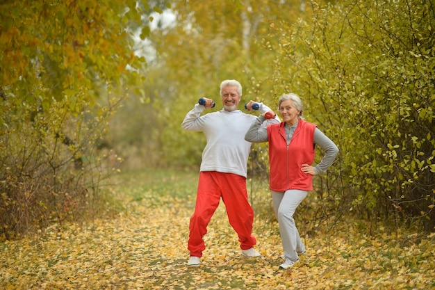 Happy fit senior paar trainen in herfst park