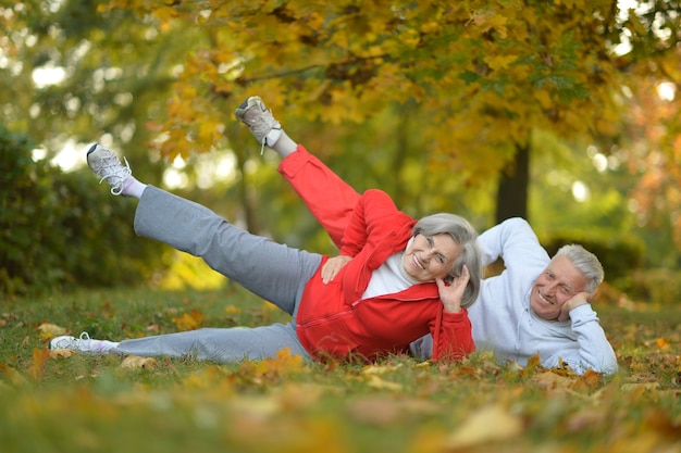 Happy fit senior paar trainen in herfst park