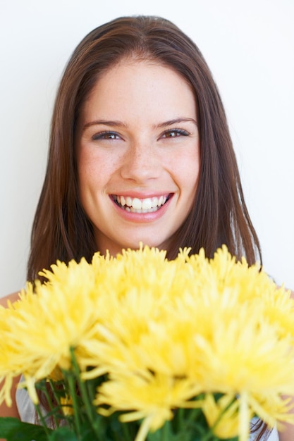 Foto fiori felici e sorriso con il ritratto di donna per la bellezza primaverile e il regalo di celebrazione presenta l'estate e sboccia con il volto della ragazza e il bouquet isolato su sfondo bianco per la pianta e la stagione