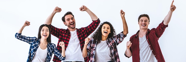 Photo the happy four people gesturing on the white wall background