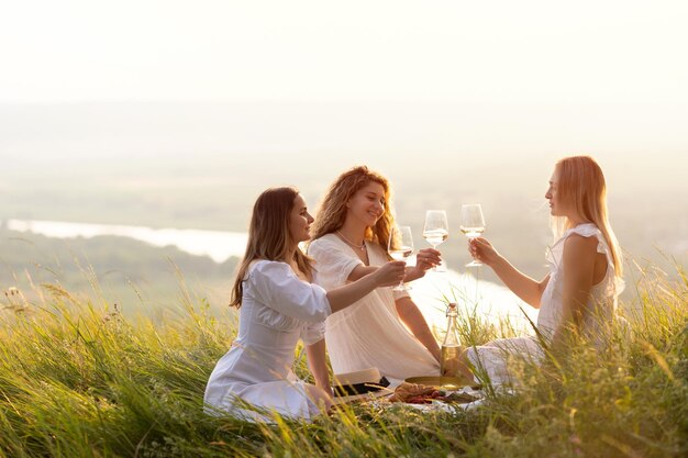 Foto amici felici che bevono vino