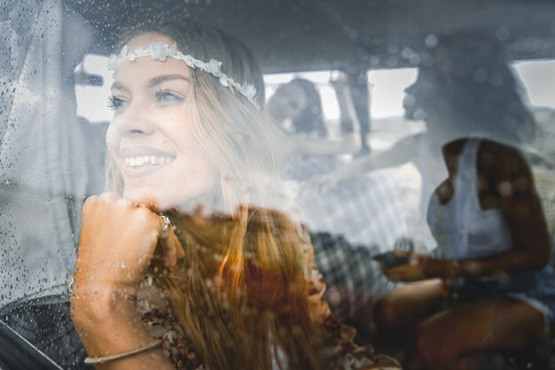 Photo happy friends driving a vintage minivan