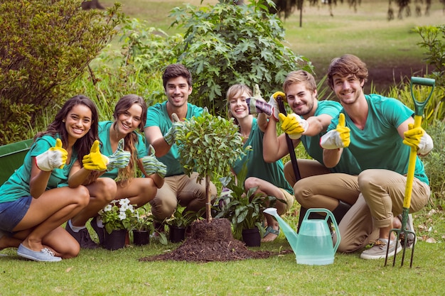 Foto amici felici che fanno giardinaggio per la comunità