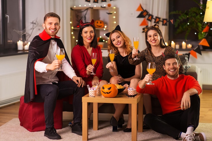Photo ハロウィーンの衣装を着た幸せな友達がホームパーティーで