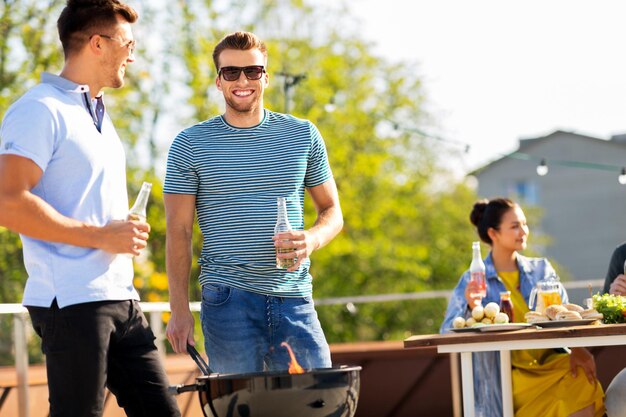 写真 屋上でbbqパーティーをしている幸せな友達