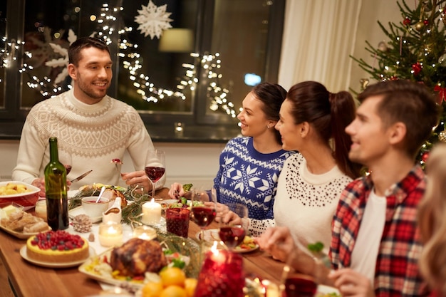友達がクリスマスの夕食を家で楽しんでる