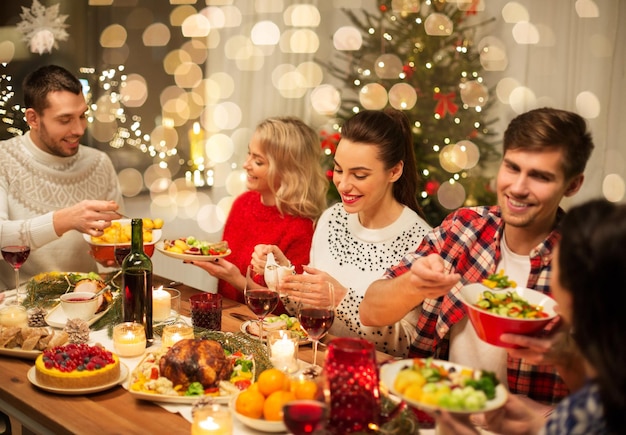 友達がクリスマスの夕食を家で楽しんでる