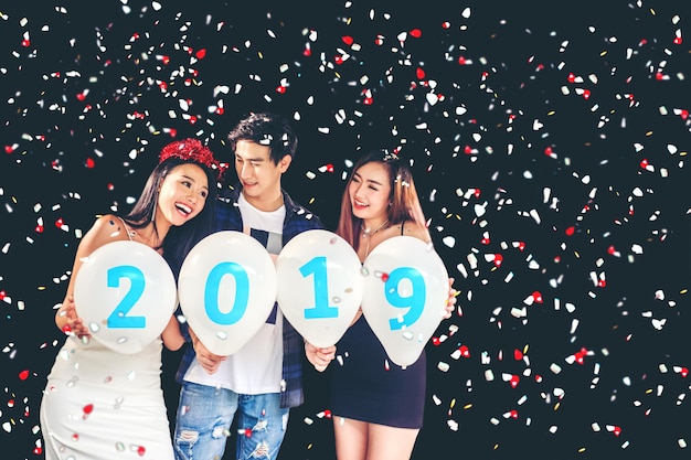 朋友們在派對上抱著新年 2019 年的氣球