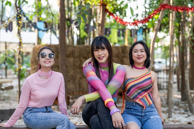 행복한 친구 LGBTQ 트랜스젠더 아시아 여성 LGBTQIA는 여름 파티 우정 개념에서 서로를 잡고 있습니다.