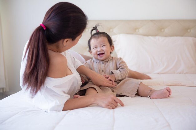 写真 家でベッドに横たわっている幸せな友人