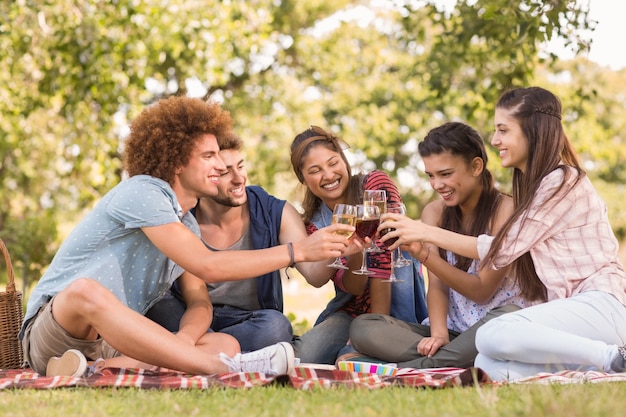 Photo happy friends in the park having picnic