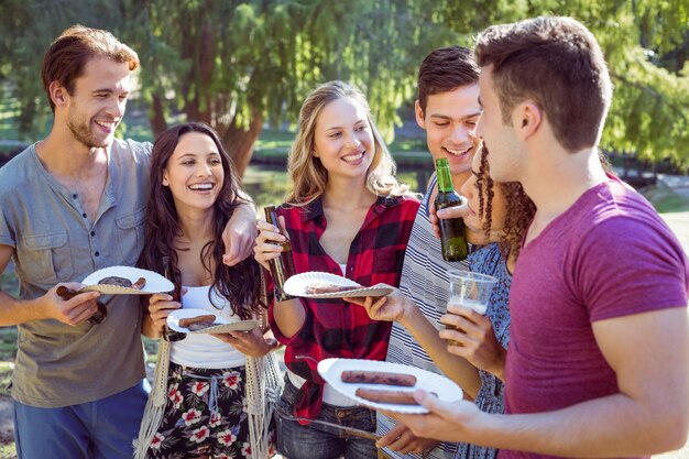 Amici felici nel parco che ha picnic