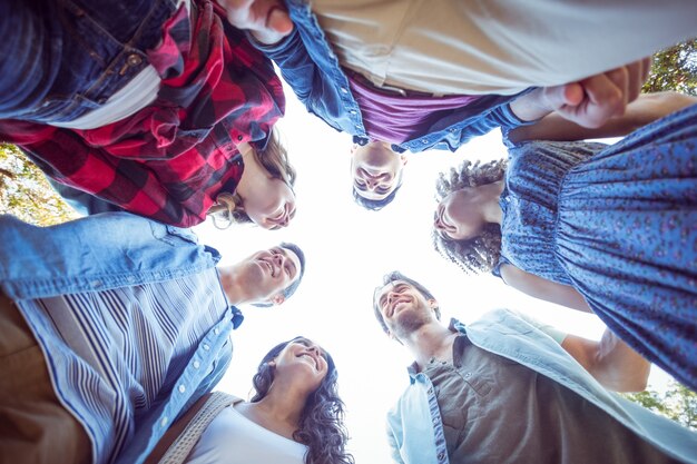 Foto amici felici nel parco prendendo selfie