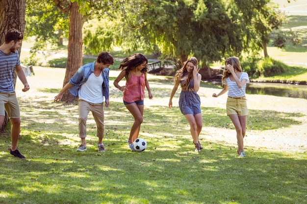 Foto amici felici nel parco con il calcio