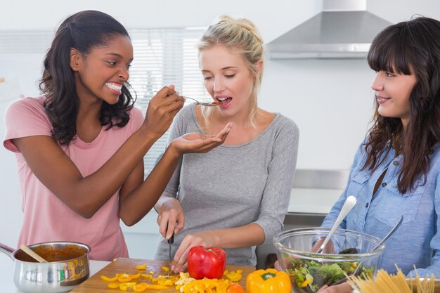 Photo happy friends preparing a meal together